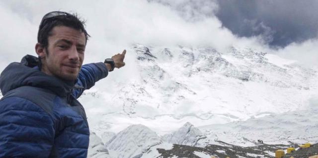 Kilian Jornet conquistó la cima por primera vez en 26 horas de esfuerzo ininterrumpido (Foto: AP)