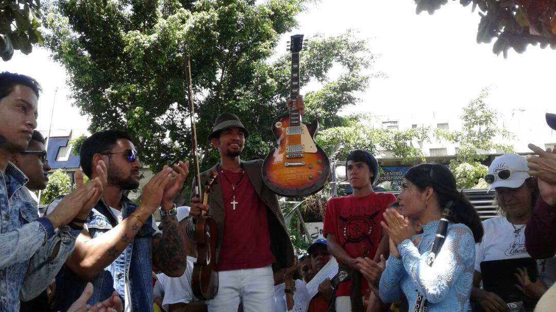 Sin tarima, sin luces y sin sonido Wuilly Arteaga le cantó a Venezuela (Fotos y Video)