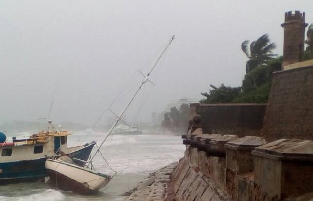 Embarcación que se le soltaron los amarres y chocó contra el Castillo de Pampatar, en Margarita / Foto @galindojorgemij 