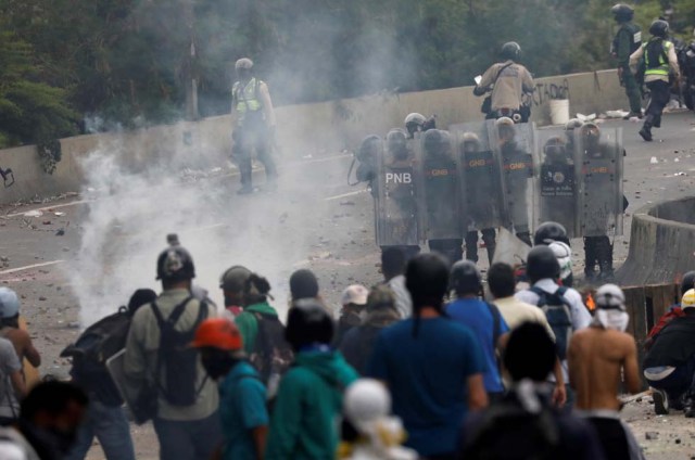 Cuerpos de seguridad redoblan la represión en las marchas. La resistencia sigue. REUTERS/Carlos Garcia Rawlins