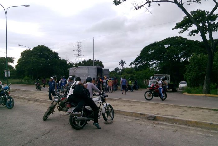 Jóvenes de la “resistencia” impidieron saqueo de camión en Lara (Video)