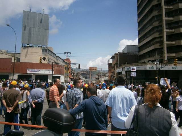 En la avenida Rómulo Gallegos (Miranda) también se cumplió el trancazo. Foto: @Daylijournal / LaPatilla.com