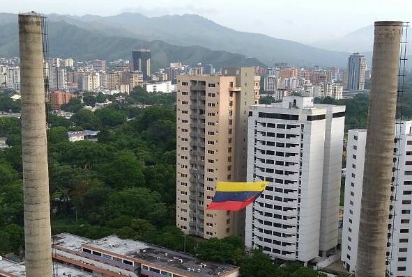 Foto: Extienden enorme bandera en Las Chimeneas en Valencia / Cortesía