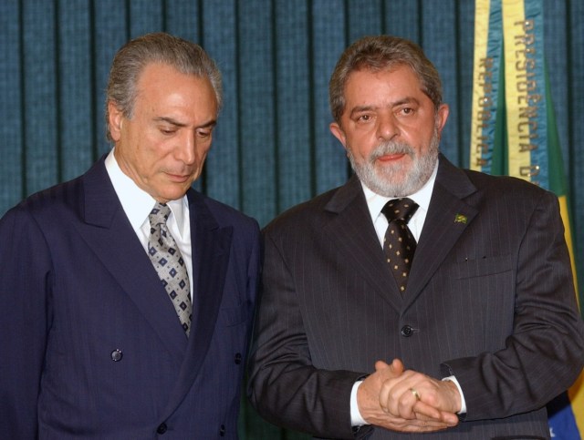 EFE-BRASIL-BRA03-BRASÍLIA-(BRASIL)-24/06/05-El presidente de Brasil, Luiz Inácio Lula da Silva (der) junto al diputado federal, Michel Temer (izq) durante su encuentro para hablar sobre la participación del Partido del Movimiento Democrático (PMDB) en el gobierno, hoy viernes 24 de junio, en la ciudad de Brasilia. EFE/Ana Nascimento