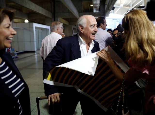 Former president of Colombia Andres Pastrana and former president of Costa Rica Laura Chinchilla arrive at Caracas airport ahead of an unofficial referendum called by the opposition against Venezuelan President Nicolas Maduro's government in Venezuela July 15, 2017. REUTERS/Andres Martinez Casares