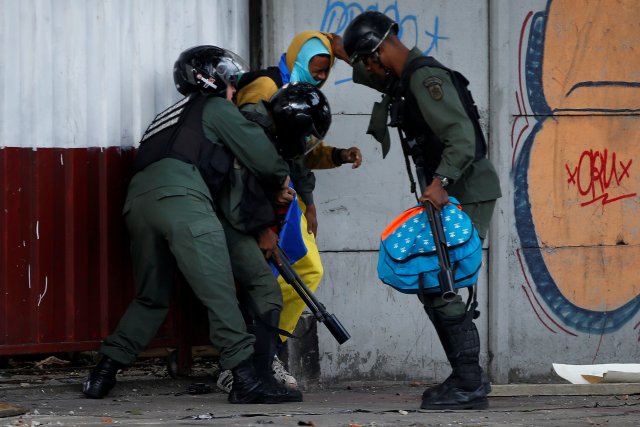 Un manifestante es detenido en una manifestación durante una huelga convocada para protestar contra el gobierno del presidente venezolano, Nicolás Maduro, en Caracas, Venezuela, el 27 de julio de 2017. REUTERS/Andres Martinez Casares