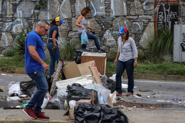 CAR04. CARACAS (VENEZUELA), 10/07/2017.- Vista de un "trancazo" producido por manifestantes hoy, lunes 10 de julio de 2017, en Caracas (Venezuela). Los opositores venezolanos atendieron hoy a la convocatoria de realizar un "trancazo" de calles en todo el país contra la "dictadura" que se espera se extienda por diez horas, después de que la alianza antichavista intentara reducir esta protesta a solo dos horas. EFE/Miguel Gutiérrez