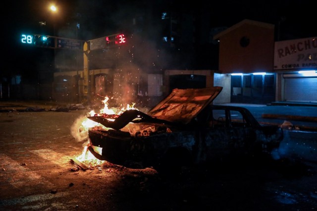 CAR150. CARACAS (VENEZUELA), 20/07/2017.- Manifestantes mantienen paro y trancazo en horas de la noche hoy, jueves 20 de julio de 2017, en Caracas (Venezuela). Sectores enteros de Caracas permanecen hoy cerrados al tráfico en seguimiento del paro general de 24 horas convocado por la oposición contra el presidente, Nicolás Maduro, en una nueva acción de protesta antigubernamental que atrancó las comunicaciones y provocó el cierre de buena parte de los negocios. EFE/Miguel Gutiérrez