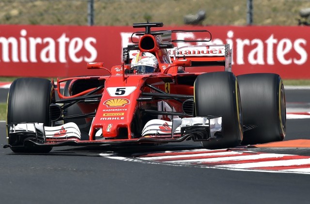 PS27 MOGYORÓD (HUNGRÍA) 28/07/2017.- El piloto alemán de Fórmula Uno Sebastian Vettel, de la escudería Ferrari, participa en la segunda sesión de entrenamientos libres para el Gran Premio de Hungría de Fórmula Uno en el circuito de Hungaroring, en Mogyród (Hungría) hoy, 28 de julio de 2017. El Gran Premio de Hungría de Fórmula Uno se disputará el próximo 30 de julio. EFE/ZOLTAN MATHE PROHIBIDO SU USO EN HUNGRÍA