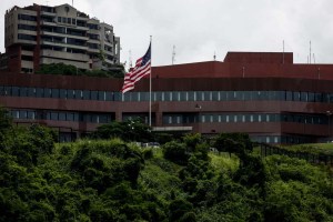 Embajada de EEUU advierte sobre protestas frente a sede en Caracas y pide tomar precauciones