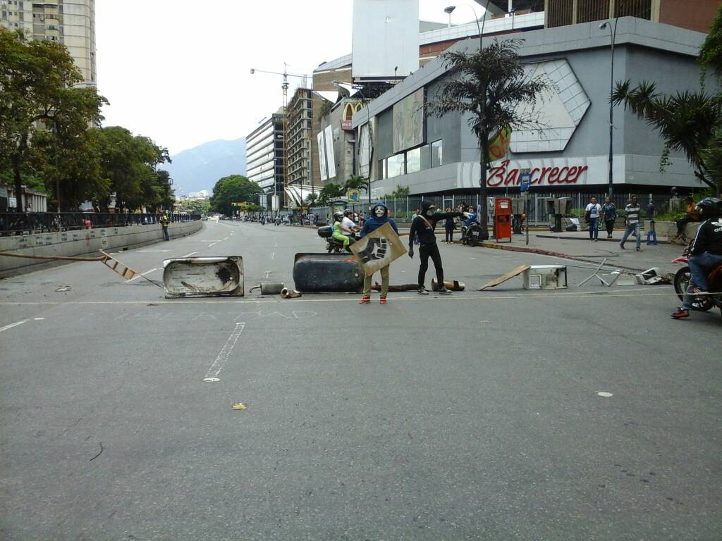 Barricadas obstaculizan paso por la Francisco de Miranda a la altura de La California #18Jul