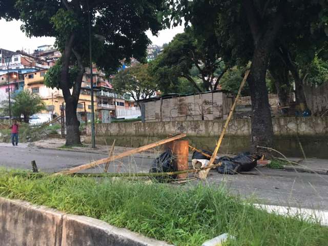 Barricadas desde El Hatillo hasta El Cafetal / Fotos: @verocarballo7