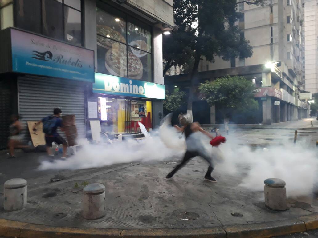 PNB en motos llegó lanzando gases a La California (VIDEO)