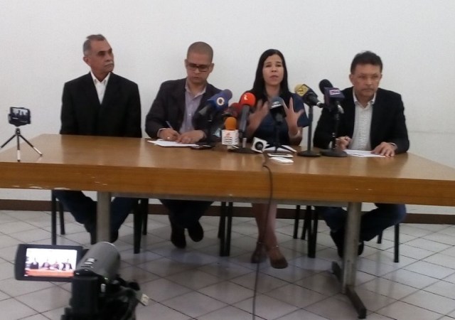 Rueda de Prensa de defensores de la Constitución de 1999 // Foto @yolvik 