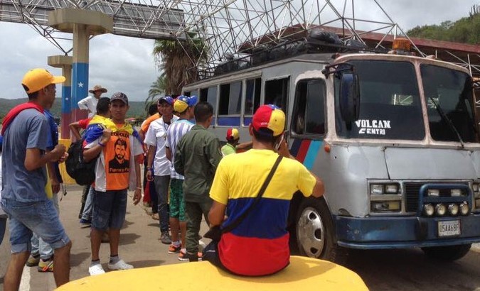 Jóvenes de Delta Amacuro con rumbo a Caracas fueron retenidos en Playa Pintada (Videos)