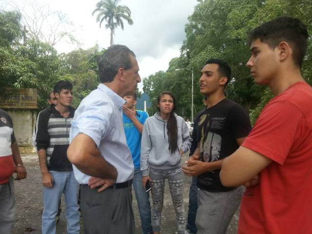 El diputado Biagio Pilieri acompaña a familiares de jóvenes detenidos en Chivacoa (Foto: @BiagioPilieri)