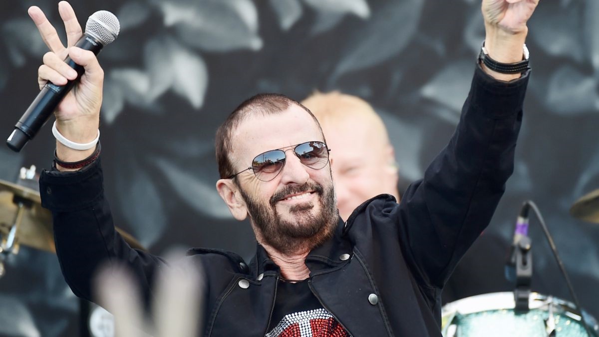 Ringo Starr celebra su cumpleaños por el mundo apagando 77 velas (Video)