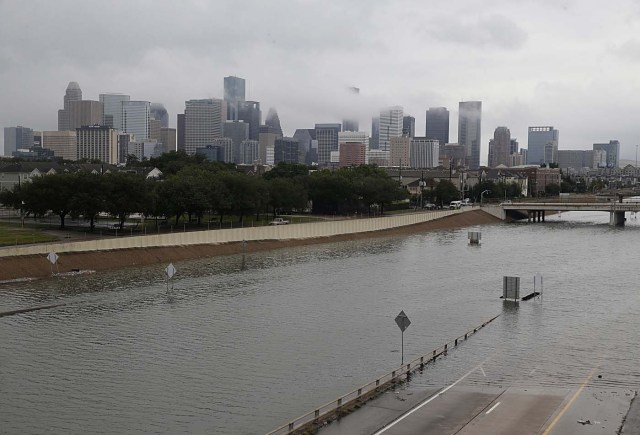 The downtown Houston skyline and flooded highway 288 are seen August 27, 2017 as the city battles with tropical storm Harvey and resulting floods. / AFP PHOTO / Thomas B. Shea