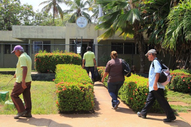 People walk past the entrance of the Zulia's Metropolitan Zoological Park in Maracaibo, Venezuela August 16, 2017. REUTERS/Isaac Urrutia