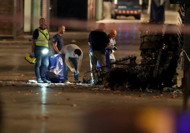 Forensic police officers search for clues near the area where a van crashed into pedestrians at Las Ramblas in Barcelona, Spain, August 18, 2017. REUTERS/Sergio Perez     TPX IMAGES OF THE DAY