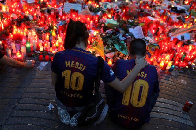 Personas se reúnen en un memorial improvisado donde una furgoneta atropelló a decenas de transeúntes en Las Ramblas, Barcelona, España, el 20 de agosto de 2017. REUTERS/Susana Vera