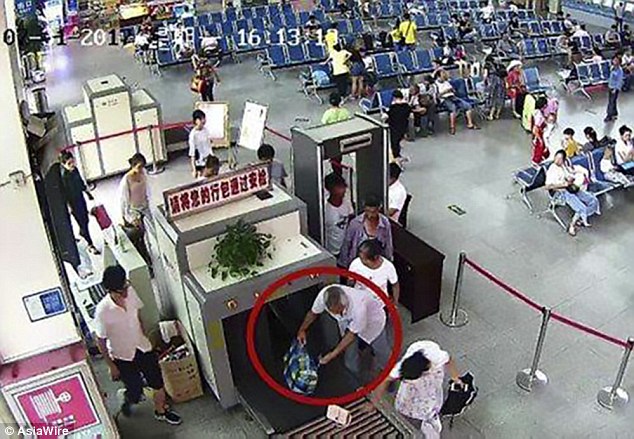 Detienen a chino que transportaba dos brazos humanos en su maleta