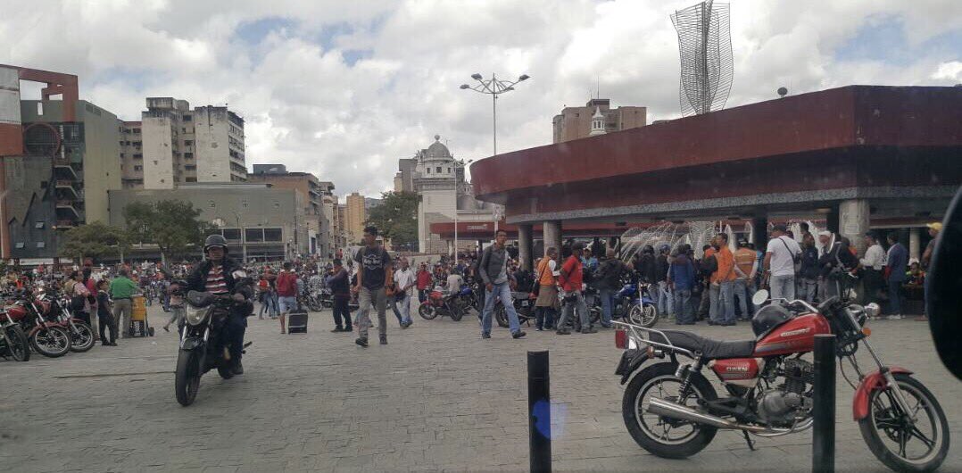 12:00 pm Denuncian presencia de colectivos en los alrededores del CNE