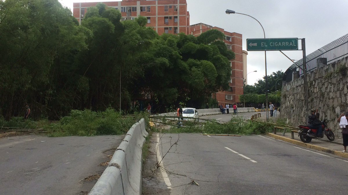 Continúa bloqueado el paso hacia El Hatillo por barricadas