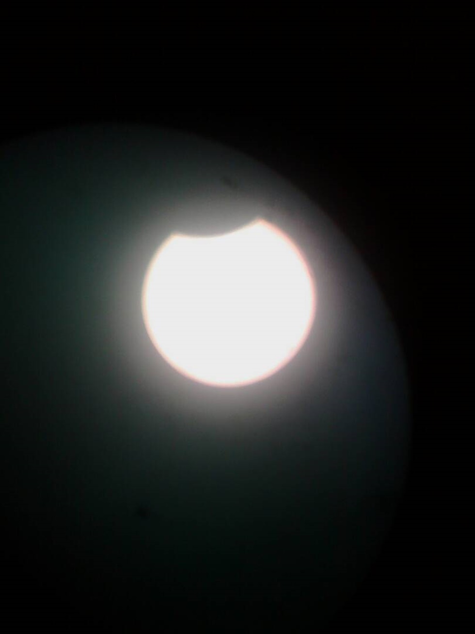 Marabinos contemplan eclipse solar desde el Parque Vereda del Lago (Fotos)