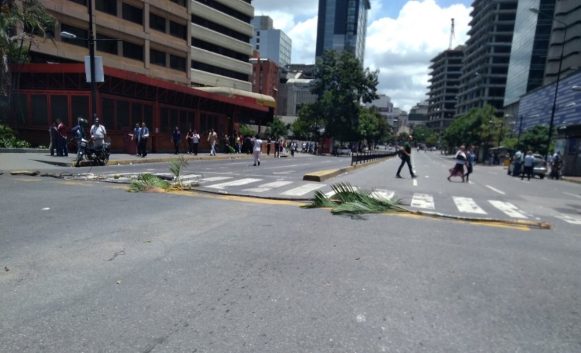 Vecinos de Altamira realizan trancazo en Plaza Francia de Altamira #8Ago (Fotos)