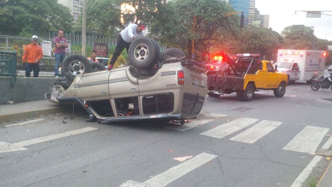 Una persona lesionada tras volcarse camioneta en Bello Monte (Fotos)