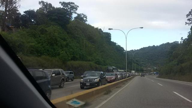 Más de 3 kilómetros de cola genera punto de control de la GN en Tazón // Foto @leomoron 