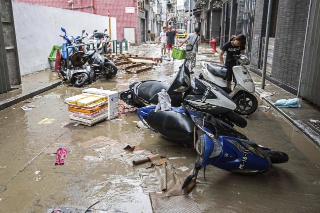 AMH01 MACAO (CHINA) 23/8/2017 Destrozos en una calle tras el paso del tifón Hato en Macao (China) hoy, 23 de agosto de 2017. Tres personas han muerto y otras dos están desaparecidas en Macao a consecuencia de Hato, el tifón más fuerte de los últimos 18 años. EFE/Antonio Mil-Homes