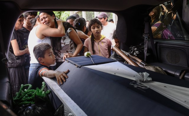 Relatives of late policeman Juan Jimenez mourn him during a funeral of victims of the 8.2-magnitude earthquake that hit Mexico's Pacific coast, in Juchitan de Zaragoza, state of Oaxaca, Mexico on September 10, 2017. Families camped out Sunday in southern Mexico as rescuers dug for bodies amid warnings that the death toll of 65 from the country's biggest earthquake in a century could rise. / AFP PHOTO / VICTORIA RAZO