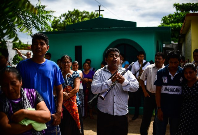 Relatives and friends accompany to the cemetery the remains of a victim of Thursday night's 8.2-magnitude quake, in Juchitan, Oaxaca, Mexico, on September 10, 2017. Rescuers pulled bodies from the rubble and grieving families carried coffins through the streets Saturday after Mexico's biggest earthquake in a century killed 65 people. / AFP PHOTO / RONALDO SCHEMIDT