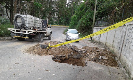 Familia herida al caer en el rolo de hueco que dejó Hidrocapital en Montaña Alta