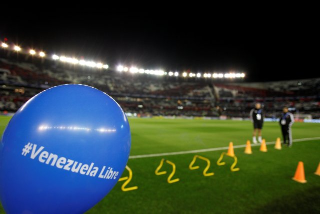 Soccer Football - 2018 World Cup Qualifiers - Argentina v Venezuela - Monumental stadium, Buenos Aires, Argentina - September 5, 2017. A balloon with the words "free Venezuela" is seen before the soccer match between Argentina and Venezuela. REUTERS/Martin Acosta