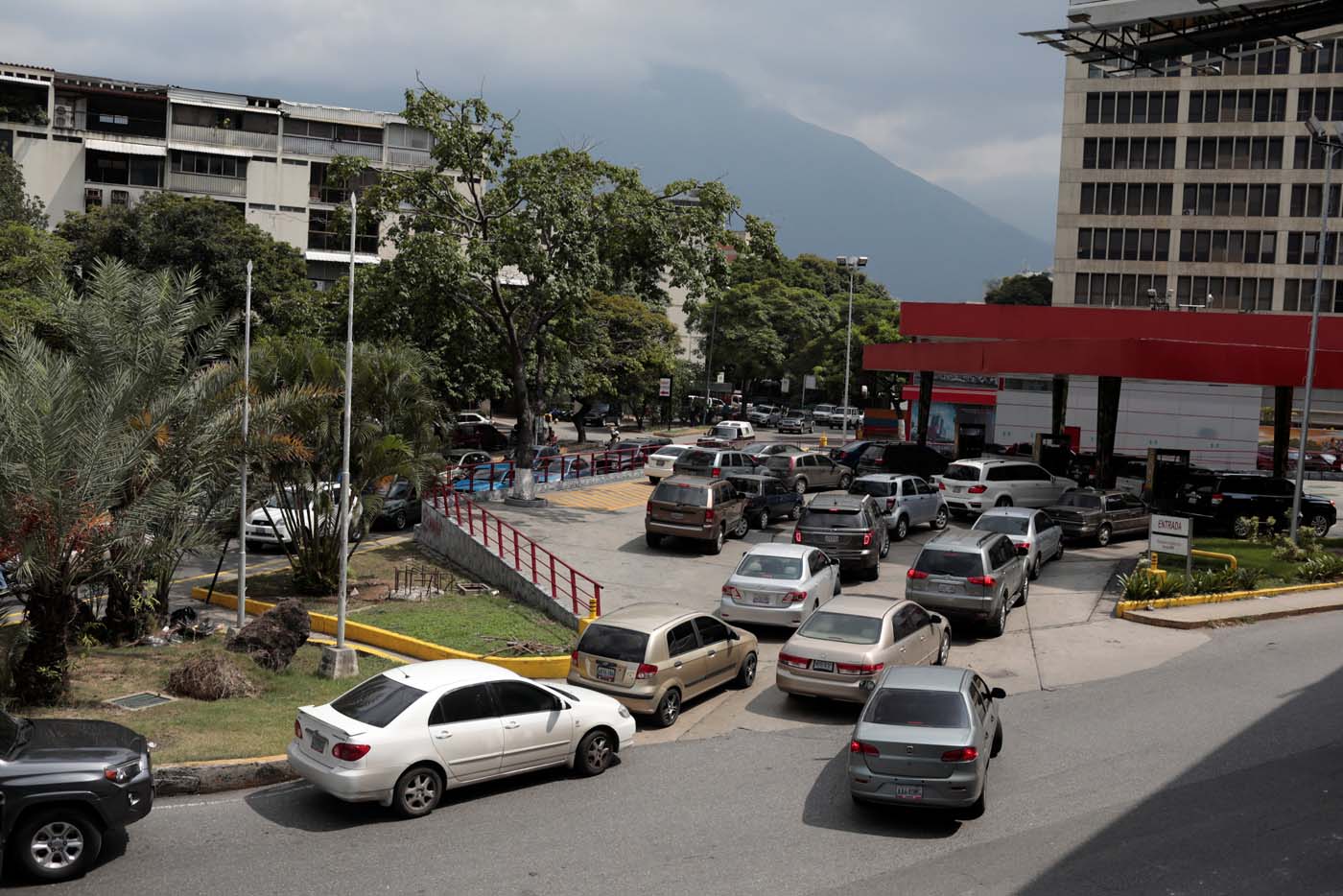 La escasez de gasolina no es por “las agresiones de EEUU”. Nuestras refinerías operan al 40%