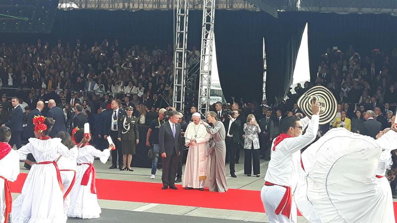 Una cadena humana de 520 voluntarios escolta al papa en trayecto por Bogotá