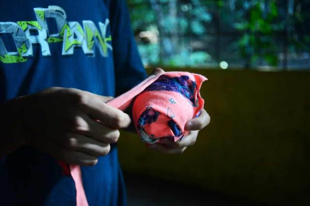 Los jóvenes que participan en las Bolas de fuego, recolectan tela y elaboraron las bolas, luego las depositaron en barriles con gasolina. Foto por Lissette Monterrosa