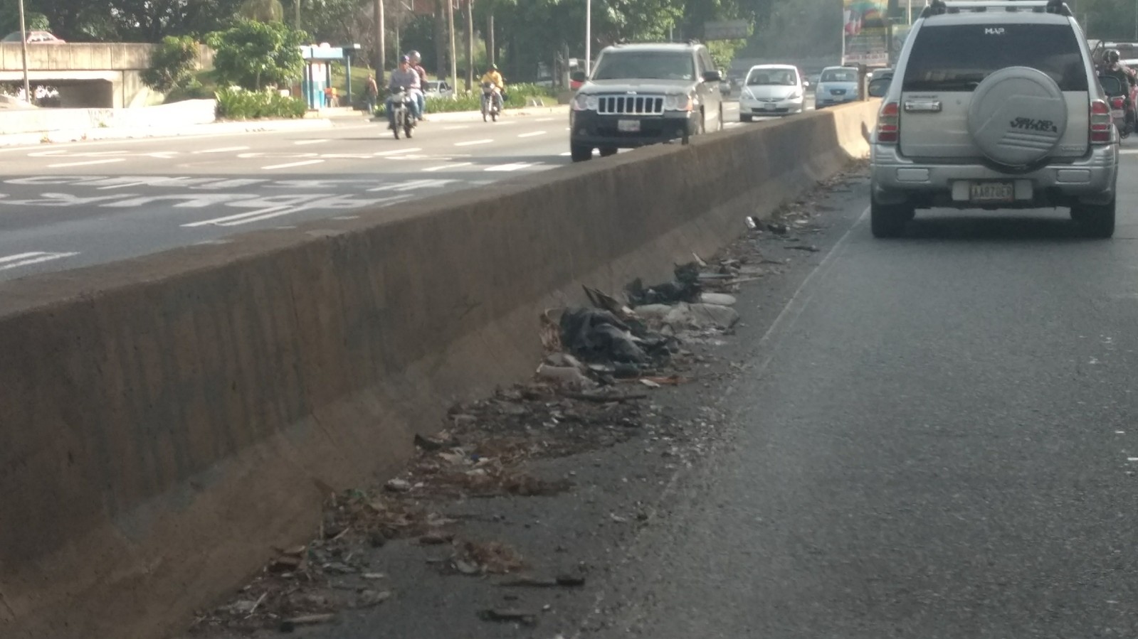 Esto es socialismo: La autopista Prados del Este sin VAO y convertida en un basurero (fotos)