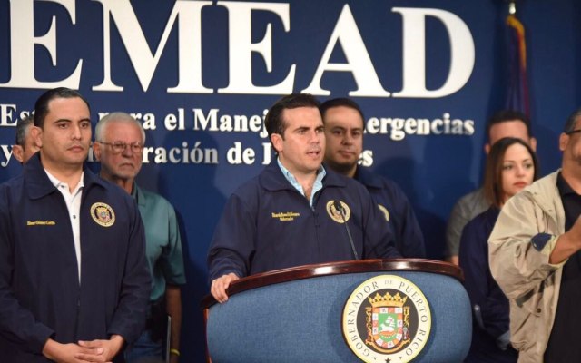 SJP01. SAN JUAN (PUERTO RICO), 19/09/2017.- Fotografía cedida por La Fortaleza, oficina de la Gobernación de Puerto Rico, que muestra al gobernador Ricardo Roselló durante una rueda de prensa hoy, martes 19 de septiembre de 2017, en San Juan (Puerto Rico). Rosselló aseguró hoy que el huracán es "probablemente el más peligroso de la historia moderna" del territorio caribeño. También pidió que abandonen sus casas aquellos que viven en zonas inundables, tienen casas de madera o tejados de zinc. EFE/Cortesía La Fortaleza/SOLO USO EDITORIAL/NO VENTAS