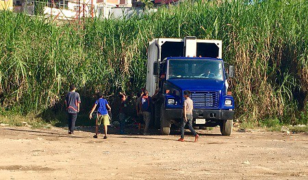 En Carrizal esperan al camión de la basura para poder cenar