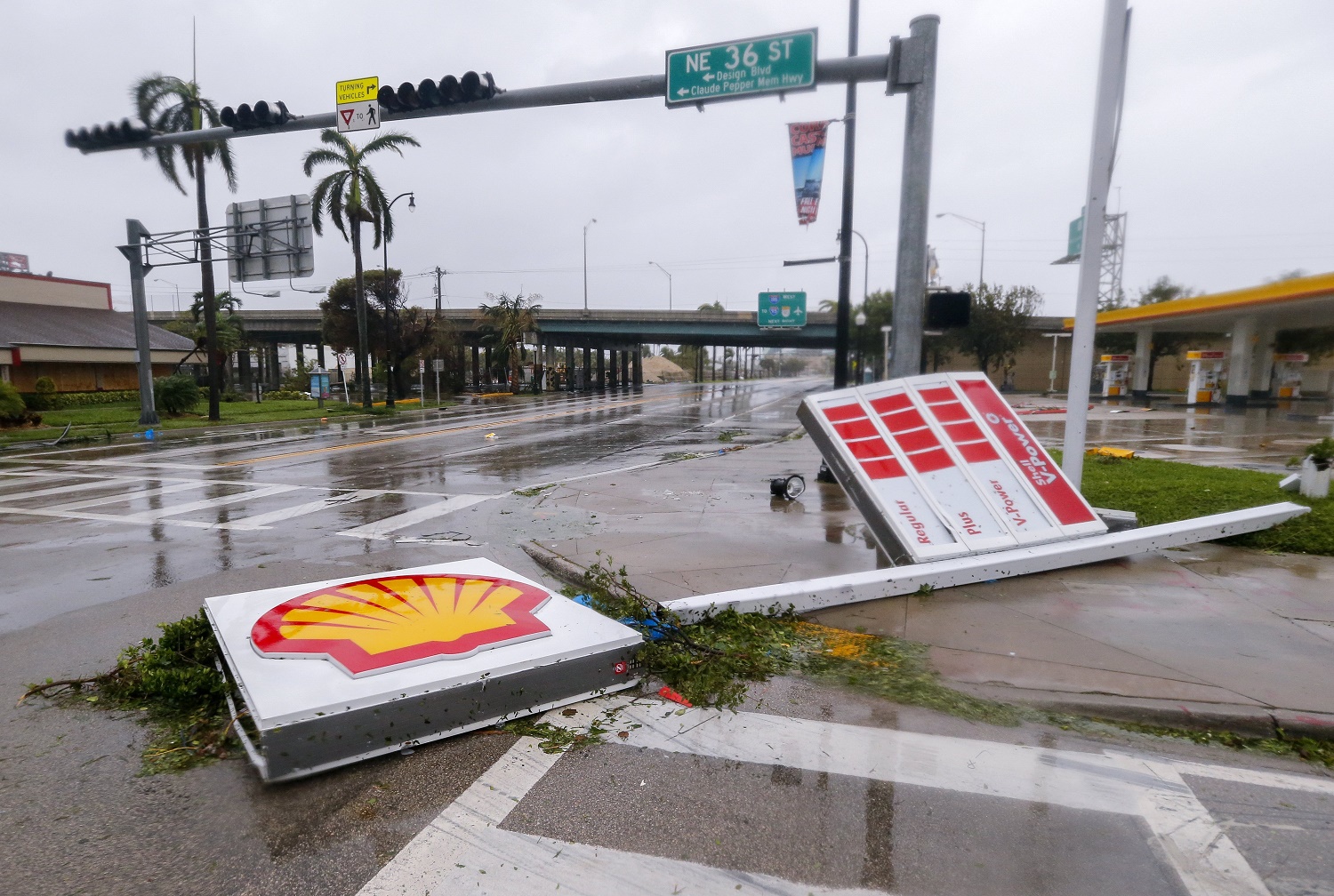 Habitantes de Florida evalúan los daños causados por Irma