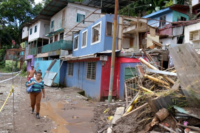 View of a residential area affected by a landslide following the passage of Tropical Storm Nate in Los Anonos neighbourhood, San Jose, on October 6, 2017. A national emergency alert was declared in Costa Rica, where eight people died, including a three-year-old girl, after they were hit by falling trees and mudslides. An alert was issued for people to be wary of crocodiles that might be roaming after rivers and estuaries flooded. / AFP PHOTO / Ezequiel BECERRA