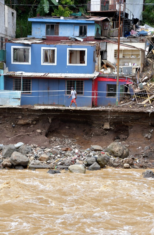View of a residential area affected by a landslide following the passage of Tropical Storm Nate in Los Anonos neighbourhood, San Jose, on October 6, 2017. A national emergency alert was declared in Costa Rica, where eight people died, including a three-year-old girl, after they were hit by falling trees and mudslides. An alert was issued for people to be wary of crocodiles that might be roaming after rivers and estuaries flooded. / AFP PHOTO / Ezequiel BECERRA