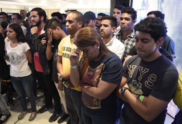 Venezuelan opposition supporters gather at the Democratic Unity Roundtable (MUD) headquarters to wait for the results of the regional elections in Caracas on October 15, 2017. The socialist government of President Nicolas Maduro won a landslide 17 out of 23 states in Venezuela's  regional elections Sunday, according to official results announced by the National Elections Council. The opposition Democratic Union Roundtable (MUD) coalition, which earlier said the upcoming results were "suspicious", took only five of the states, according to the results.  / AFP PHOTO / JUAN BARRETO