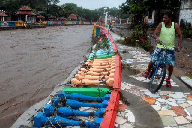 A resident look at damage caused by heavy rains of Tropical Storm Nate on Masachapa river in outskirts of Managua, Nicaragua October 5,2017.REUTERS/Oswaldo Rivas