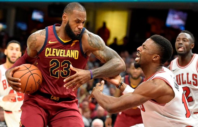 Lebron James, de los Cleveland Cavaliers, consiguió doble-doble de 34 puntos y 13 asistencias. David Richard-USA TODAY Sports