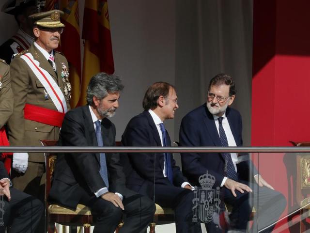 Desfile del Día de la Fiesta Nacional que han presidido hoy los Reyes, y al que ha asistido el Gobierno en pleno, encabezado por Mariano Rajoy, y la mayoría de líderes políticos. El acto consiste en un homenaje a los caídos y un desfile terrestre y aéreo por el paseo de la Castellana, en el que participan unos 3.900 efectivos, entre militares de los tres Ejércitos, guardias civiles, policías y Guardia Real, 84 vehículos y 78 aeronaves. EFE/Zipi